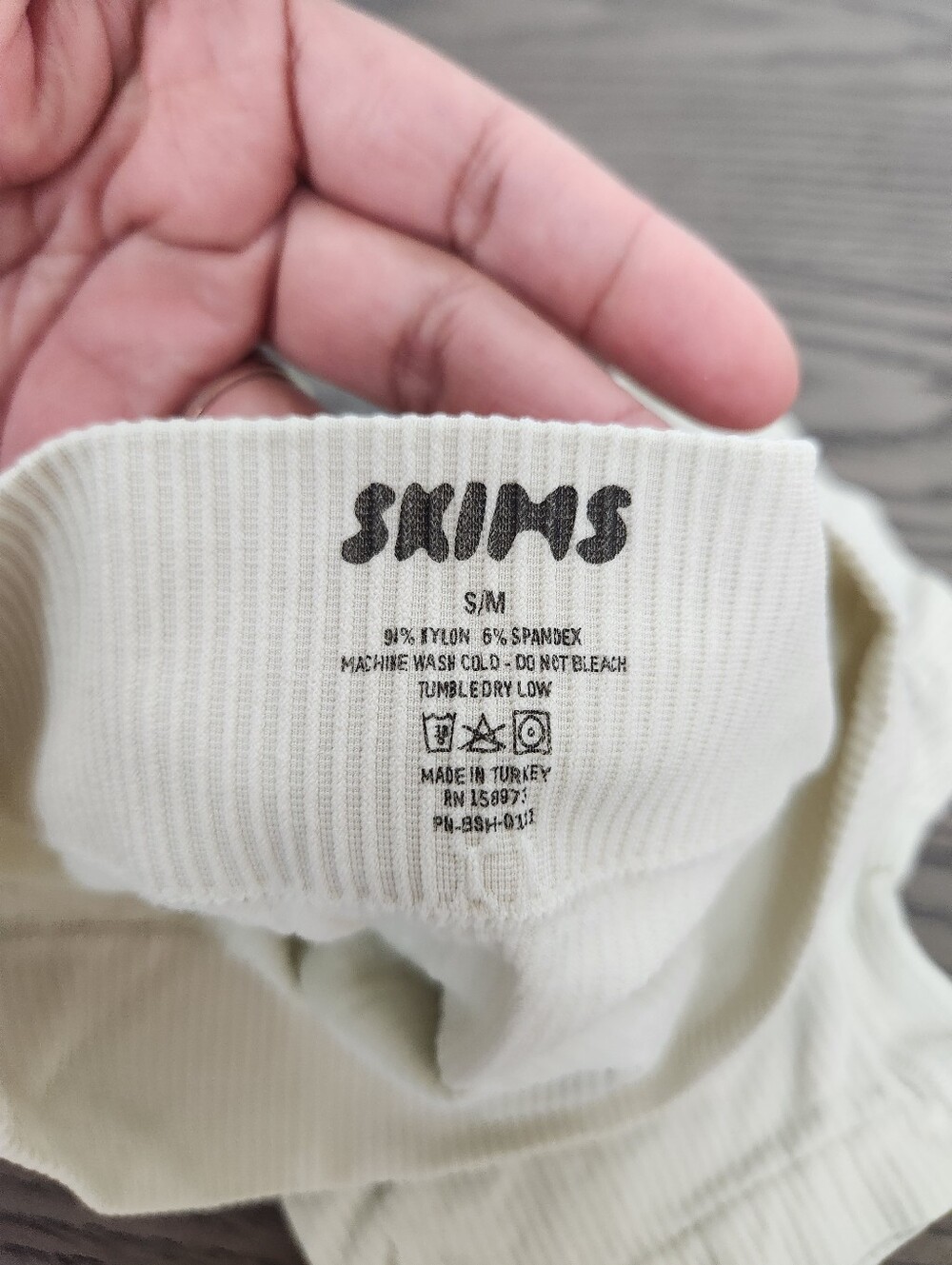 SKIMS Essential Bundle: Pink Bodysuit & Cream Shapewear Shorts S/M - Picture 10 of 14